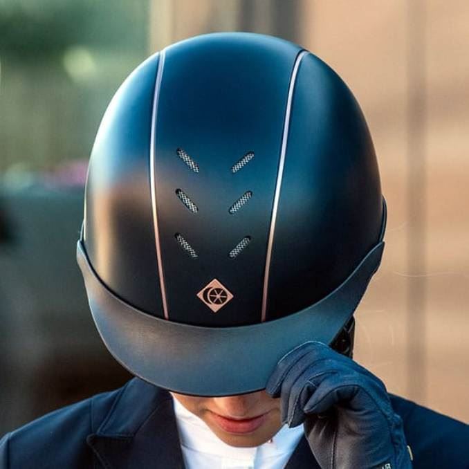 Casco CHARLES OWEN modelo AYRBRUSH PINSTRIPE color negro rosegold